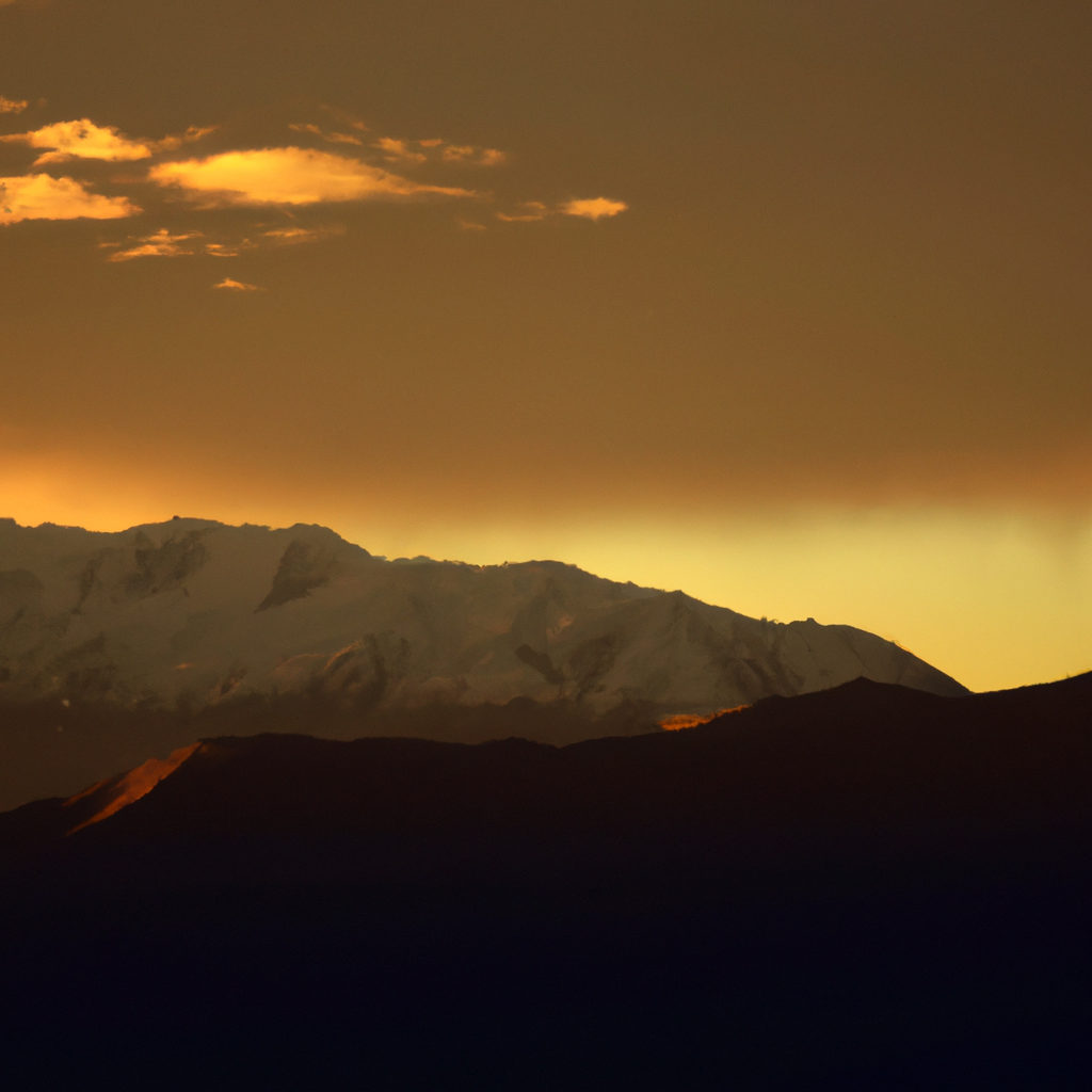 Amanecer sobre la cordillera de los Andes con luz dorada y cumbres nevadas