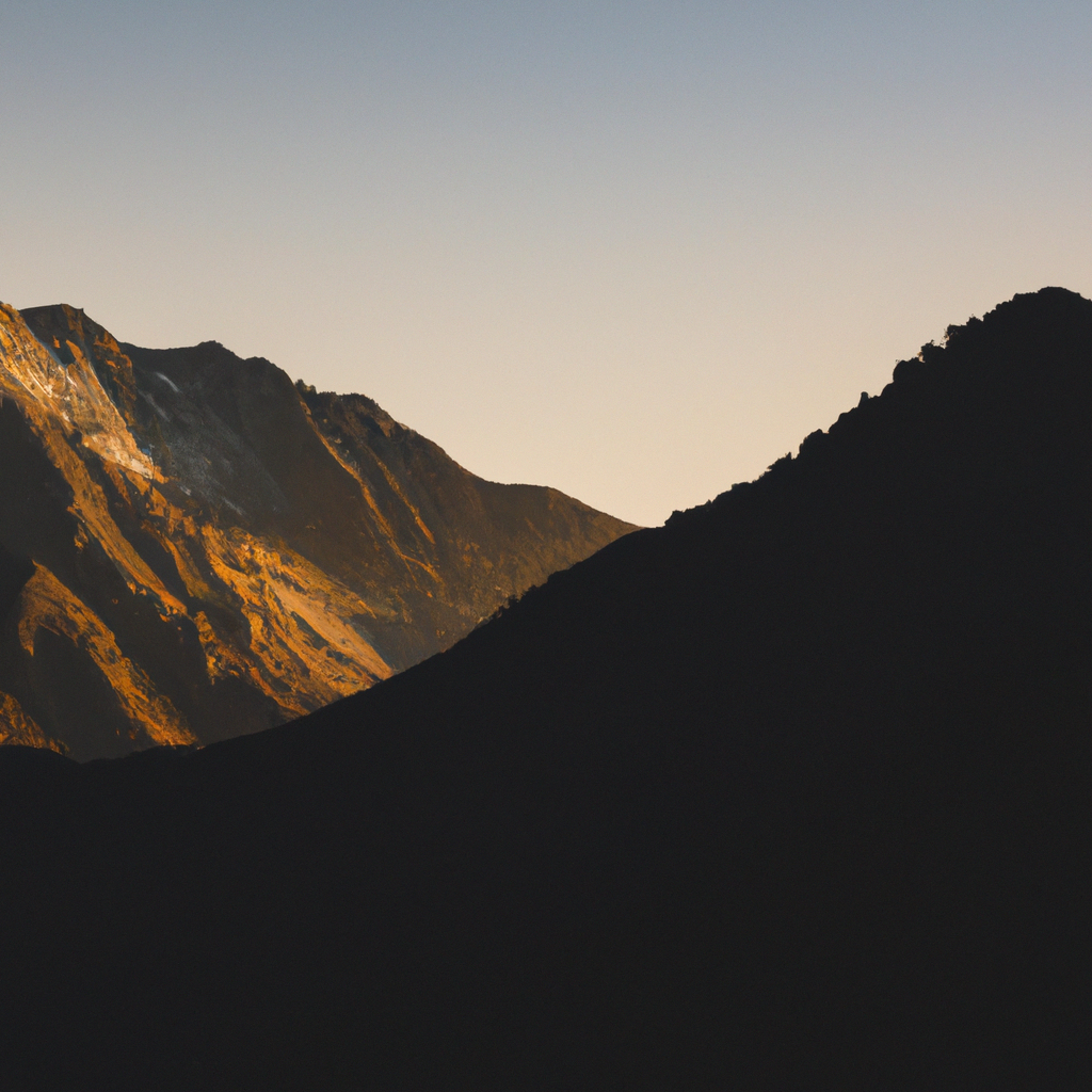 Cordillera de los Andes al amanecer con luz dorada